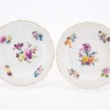 Meissen. Folge von 12 flachen Tellern & 6 tiefen Tellern mit Blumendekoren - photo 1