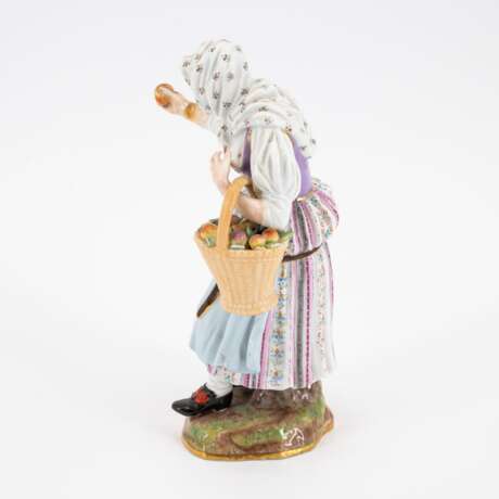 Meissen. Alte Dame mit Obstkorb aus der 'Cris de Paris' - Foto 2