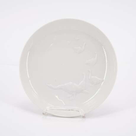 KPM. 15 kleine Teller mit reliefierten Tiermotiven, 4 kleine Teller, 1 großer Teller mit Vogelrelief - photo 4