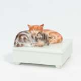 Meissen. Stool with sleeping kitten - photo 1