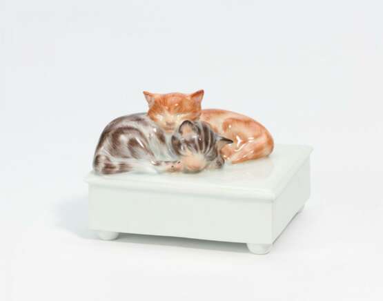 Meissen. Stool with sleeping kitten - фото 1