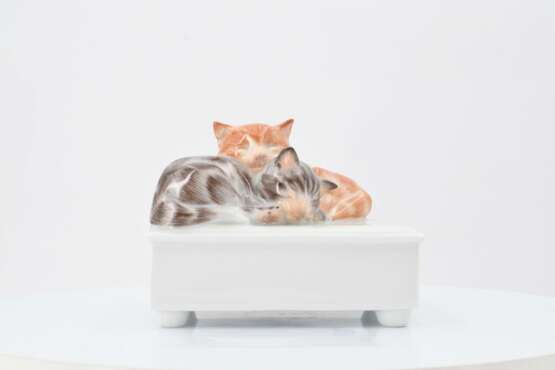 Meissen. Stool with sleeping kitten - Foto 2