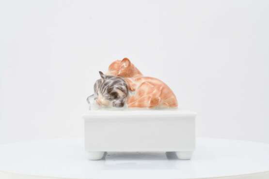 Meissen. Stool with sleeping kitten - фото 3
