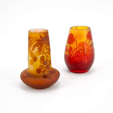 . Kleine gebauchte Vase, kleine Enghalsvase mit Weindekor und Kapuzinerkressendekor - photo 1