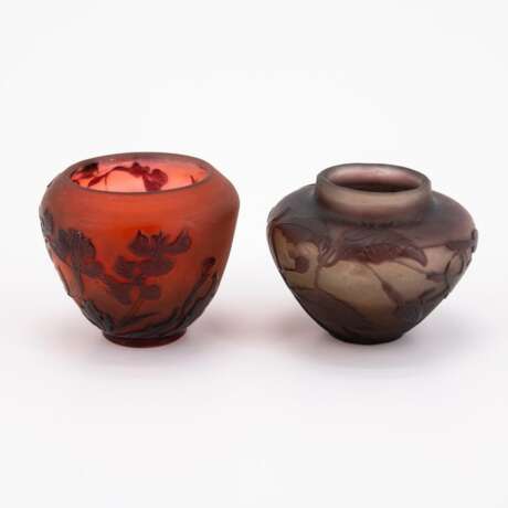 Emile Gallé. Zwei gebauchte, kleine Vasen mit Orchideendekoren - фото 2