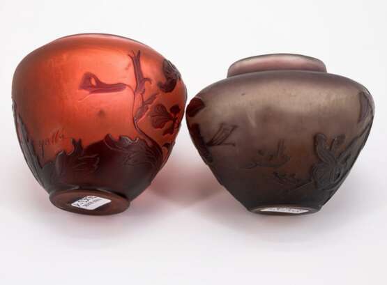 Emile Gallé. Zwei gebauchte, kleine Vasen mit Orchideendekoren - photo 7