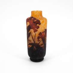 Daum Frères. Kleine zylindrische Vase mit exotischem Blumendekor