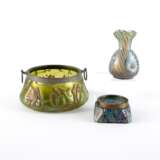 Loetz Witwe. Vase mit langem Hals, kleine rechteckige Schale und runde Schale mit Metallmontierung - Foto 1
