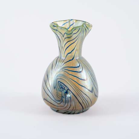 Loetz Witwe. Vase mit langem Hals, kleine rechteckige Schale und runde Schale mit Metallmontierung - photo 2
