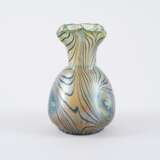Loetz Witwe. Vase mit langem Hals, kleine rechteckige Schale und runde Schale mit Metallmontierung - Foto 3