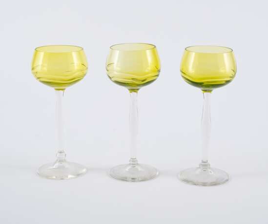 . Drei Weingläser mit grüner Kuppa und zwei Weingläser mit hellgrüner Kuppa - photo 3