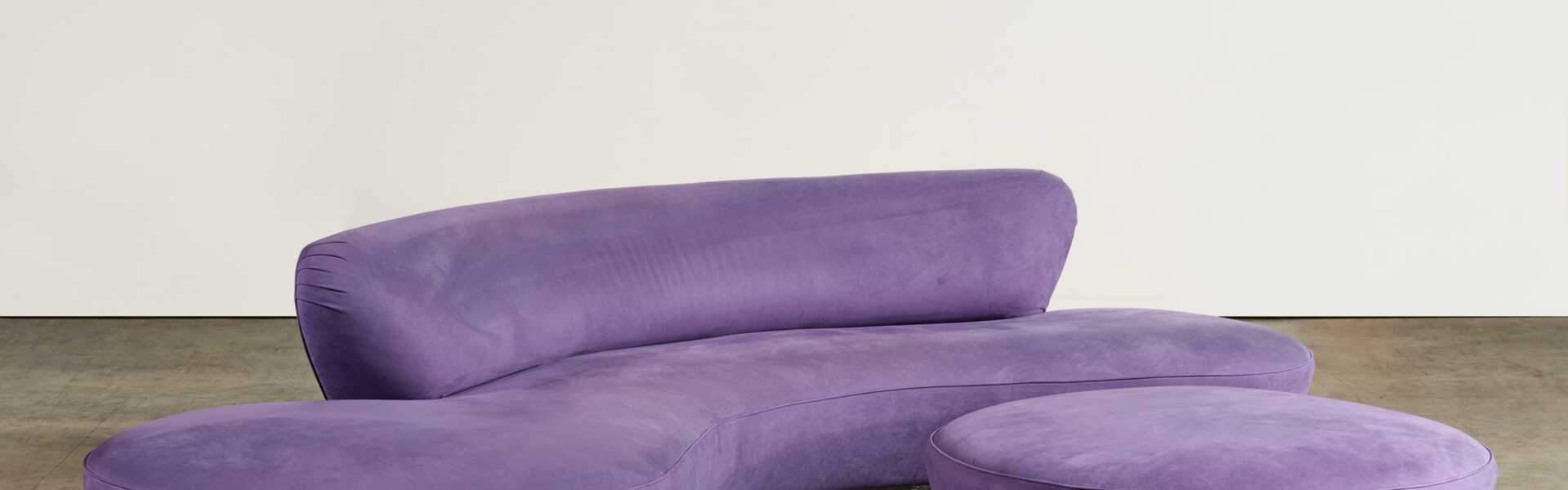 . Geschwungenes Sofa in drei Teilen und rundem Sitzelement
