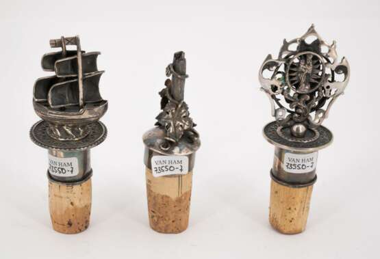 Verschiedene Herkunft, u.a. Deutschland. Konvolut 3 Flaschenverschlüsse, kl. Schale, Tasse, 2 Becher, 1 Kerzenständer - Foto 3