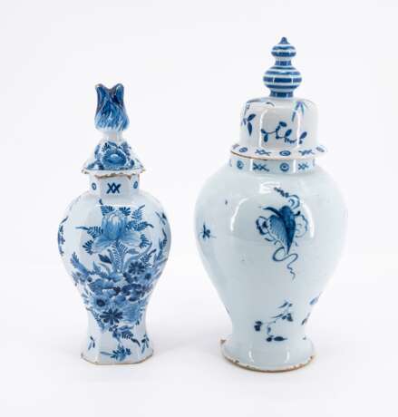 Delft u.a. Satz von 5 Vasen, Satz von 3 Baluster-Deckelvasen und 1 kleine Deckelvase - photo 3
