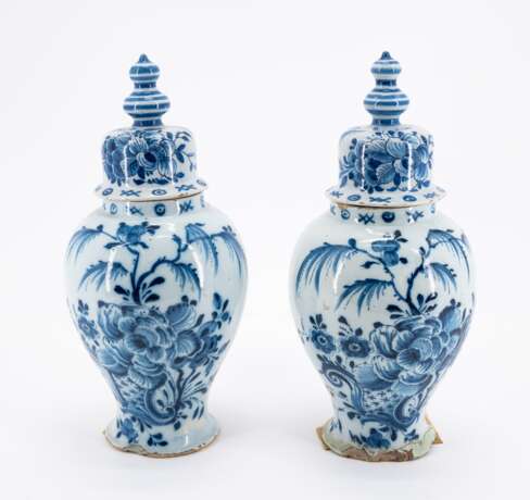 Delft u.a. Satz von 5 Vasen, Satz von 3 Baluster-Deckelvasen und 1 kleine Deckelvase - фото 6