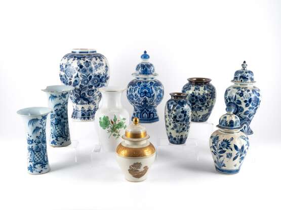 Verschiedene Herkunft. Gruppe von 10 verschiedenen Vasen, tlw. mit Deckel - photo 1