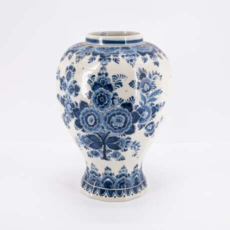 Verschiedene Herkunft. Gruppe von 10 verschiedenen Vasen, tlw. mit Deckel - photo 3