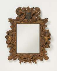 . Prächtiger Spiegel mit Wappenbekrönung und Amoretten