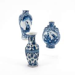 . Drei Vasen mit blau-weißem Dekor