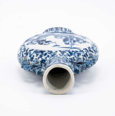. Drei Vasen mit blau-weißem Dekor - фото 9