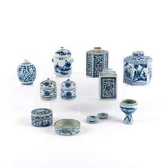 . Acht Deckel- und Teedosen mit blau-weißem Dekor