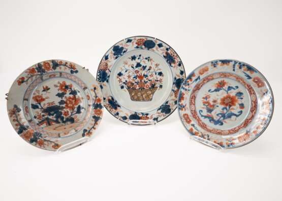 Japan. Three plates with flower decor - Foto 1