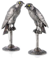 Paar aussergewöhnliche Falkenfiguren. Wilhelm Weinranck, Hanau, um 1900