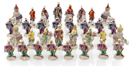 Schachspielfiguren aus Porzellan. Meissen, 20. Jahrhundert - photo 1