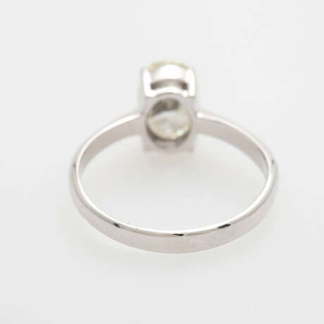 Solitär- Ring, mit einem oval fac. Diamant 1,70 ct, - фото 4
