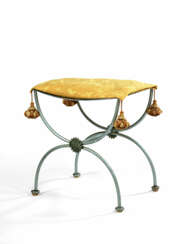 TABOURET CURULE en fer patiné à double p …