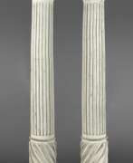 Übersicht. Paar klassizistische Säulen