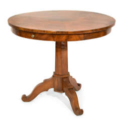 BIEDERMEIER TABLE AROUND 1835. WALNUT