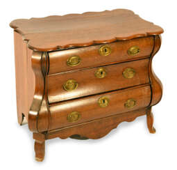 CHEST OF DRAWERS, ROCOCO-STYLE. OAK, BRASS FITTINGS