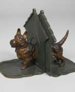 Gegenstände aus Bronze. Wiener Bronze Paar Buchstützen mit Hund