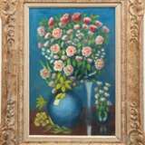 Französischer Maler "Stilleben mit Blumenstrauß in blauer Vase", Öl/ Pappe, undeutl. sign. mittig links, 56x37 cm, Rahmen - Foto 1