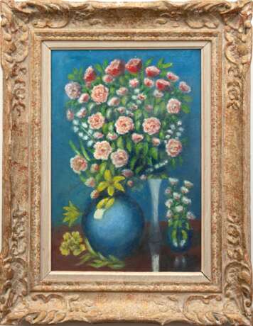 Französischer Maler "Stilleben mit Blumenstrauß in blauer Vase", Öl/ Pappe, undeutl. sign. mittig links, 56x37 cm, Rahmen - Foto 1