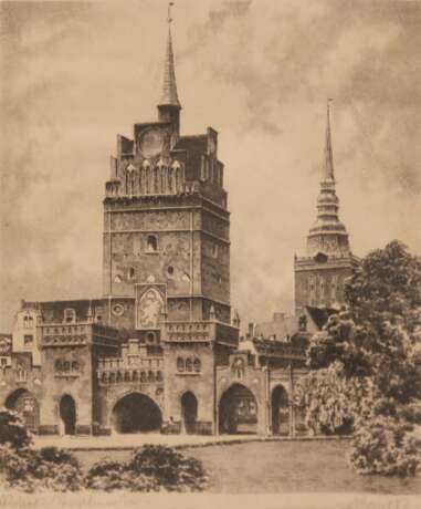 "Rostock-Kröpeliner Tor", Org. Radierung, undeutl. sign. u.r, betitelt u.l., 25x20 cm, im Passepartout hinter Glas und Rahmen - photo 1