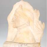 Bronze-Figur "Adler mit ausgebreiteten Flügeln", Nachguß, braun patiniert, bez. "Milo", auf rundem gestuften Steinsockel, Ges.-H. 18,5 cm - Foto 1