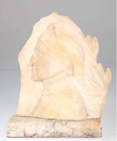 Bronze-Figur "Adler mit ausgebreiteten Flügeln", Nachguß, braun patiniert, bez. "Milo", auf rundem gestuften Steinsockel, Ges.-H. 18,5 cm - Foto 1