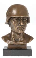 Bronze-Figur &quot;Büste eines Soldaten mit Helm&quot;, Nachguß, braun patiniert, bezeichnet &quot;Fisher&quot;, auf schwarzer Steinplinthe, Ges.-H. 14,5 cm