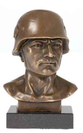 Bronze-Figur "Büste eines Soldaten mit Helm", Nachguß, braun patiniert, bezeichnet "Fisher", auf schwarzer Steinplinthe, Ges.-H. 14,5 cm - photo 1