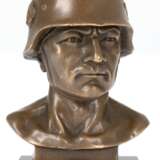 Bronze-Figur "Büste eines Soldaten mit Helm", Nachguß, braun patiniert, bezeichnet "Fisher", auf schwarzer Steinplinthe, Ges.-H. 14,5 cm - Foto 1