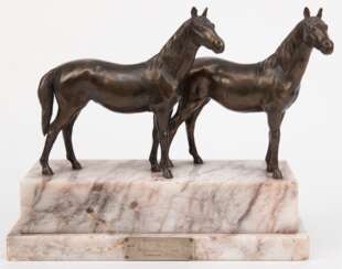 Figurengruppe &quot;Zwei stehende Pferde&quot;, Metallguß bronziert, auf gestuftem Marmorsockel Plakette &quot;...Hochsprung I. Preis 1932&quot;, ges. 21,5x30x14 cm