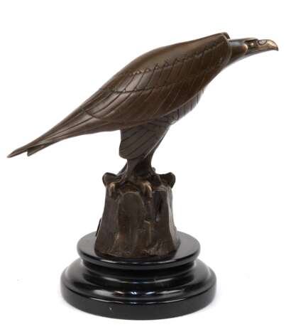 Bronze-Figur "Adler", Nachguß, braun patiniert, bez. "Coenrad", Gießerplakette "BJB", auf rundem, schwarzem Steinsockel, Ges.-H. 20 cm - photo 1