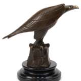 Bronze-Figur "Adler", Nachguß, braun patiniert, bez. "Coenrad", Gießerplakette "BJB", auf rundem, schwarzem Steinsockel, Ges.-H. 20 cm - Foto 1