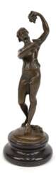 Bronze-Figur &quot;Stehender weiblicher Akt mit Trauben und Glas&quot;, Nachguß, braun patiniert, auf Sockel bez. &quot;Cesaro&quot;, Gießerplakette &quot;J.B. Deposee Paris&quot; auf rundem schwarzem Steinsockel, Ges.-H. 21,5 cm