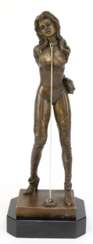 Bronze-Figur &quot;Stehende erotische Frau mit Fesseln und Silberkette&quot;, Nachguß, braun patiniert, auf Sockel bez. &quot;M. Nick&quot;, auf achteckiger schwarzer Steinplinthe, Ges.-H. 33 cm