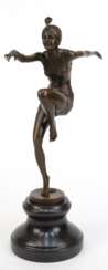 Bronze-Figur &quot;Art-Deco-Tänzerin &quot;, Nachguß, braun patiniert, auf Sockel bez. &quot;F. Paris&quot;, Gießerplakette &quot;BB&quot;, auf rundem schwarzem Steinsockel, Ges.-H. 38 cm