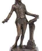 Übersicht. Bronze-Figur &amp;quot;Beethoven am Pult stehend&amp;quot;, braun patiniert, bez. &amp;quot;Milo&amp;quot;, Gießerplakette &amp;quot;JB Deposee Paris&amp;quot;, auf schwarzer Steinplinthe, Ges.-H. 21 cm