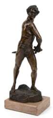 Bronze-Figur &amp;quot;Schwertkämpfer&amp;quot;, männlicher Akt mit Schwert auf naturalistischem Sockel stehend, braun patiniert, unsigniert, Arm etwas los, H. 37 cm, auf heller Steinplinthe (Ecken best.), Ges.-H. 41 cm…
